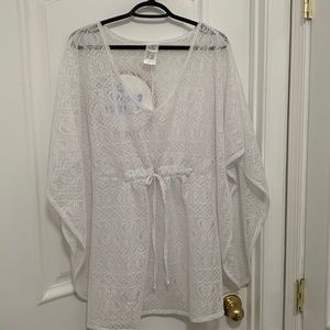 White swim cover up for those summer beach or pool days! Size 1XL